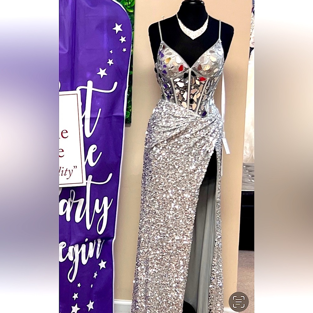 I’m selling my granddaughter prom dress , she only wore it for only 2 hours .